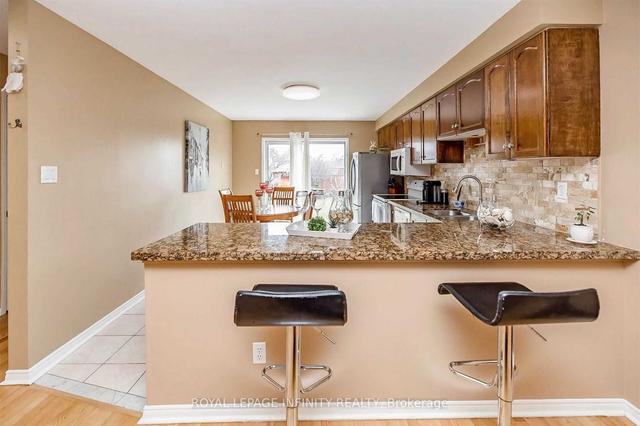 72 Mosley Cres, House detached with 2 bedrooms, 2 bathrooms and 5.5 parking in Brampton ON | Image 2