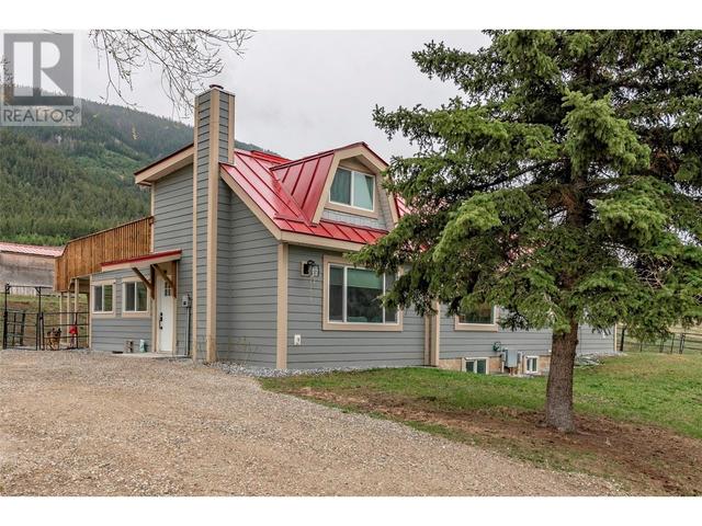 6449 97 Highway, House detached with 3 bedrooms, 2 bathrooms and null parking in Columbia Shuswap D BC | Image 29