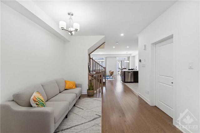 222 Zinnia Way, Townhouse with 4 bedrooms, 3 bathrooms and 2 parking in Ottawa ON | Image 5