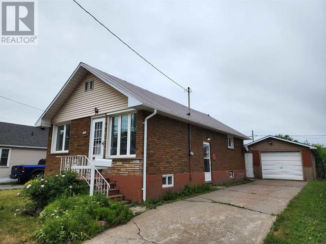 134 Wilding Ave, House detached with 2 bedrooms, 2 bathrooms and null parking in Sault Ste. Marie ON | Image 2