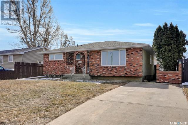1327 Warner Street, House detached with 3 bedrooms, 2 bathrooms and null parking in Moose Jaw SK | Image 1