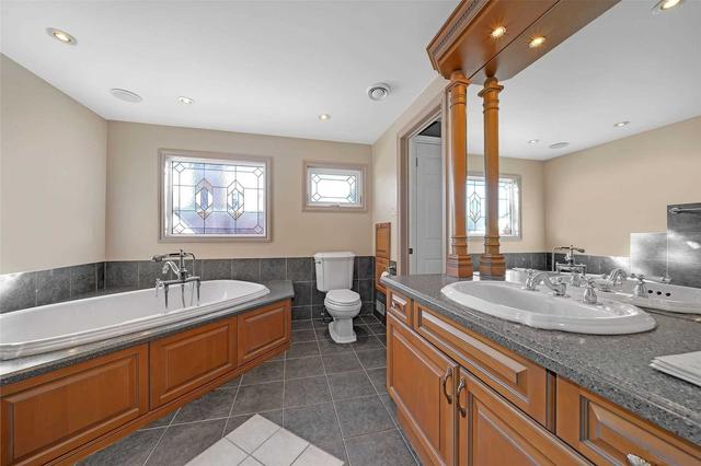 18 Hornshill Dr, House detached with 4 bedrooms, 3 bathrooms and 4 parking in Toronto ON | Image 4