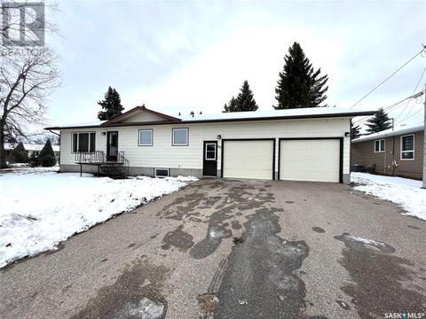 410 3rd Avenue, House detached with 5 bedrooms, 2 bathrooms and null parking in Whitewood SK | Card Image