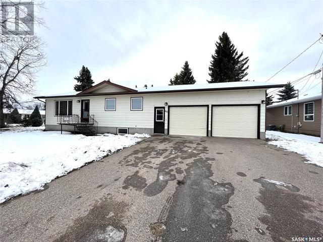 410 3rd Avenue, House detached with 5 bedrooms, 2 bathrooms and null parking in Whitewood SK | Image 1