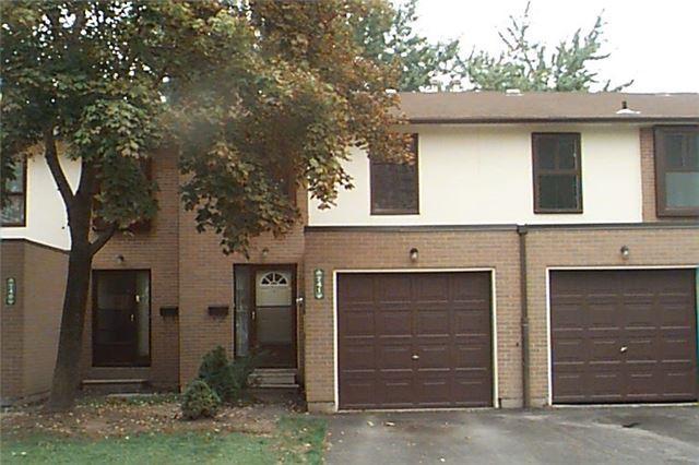 241 Fleetwood Cres, Townhouse with 3 bedrooms, 2 bathrooms and 2 parking in Brampton ON | Image 1