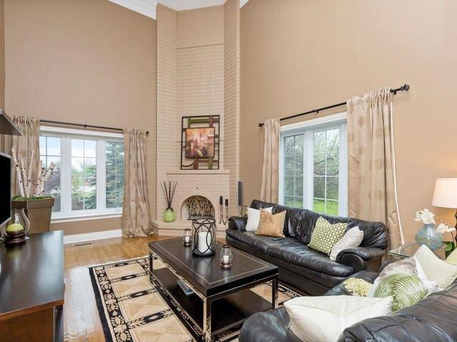 1976 Royal Credit Blvd, House detached with 4 bedrooms, 4 bathrooms and 4 parking in Mississauga ON | Image 3
