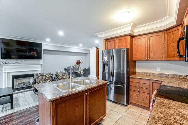 41 Newport Cres, House attached with 3 bedrooms, 3 bathrooms and 2 parking in Hamilton ON | Image 6