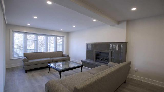 81 Vista Dr, House detached with 4 bedrooms, 2 bathrooms and 2 parking in Mississauga ON | Image 2