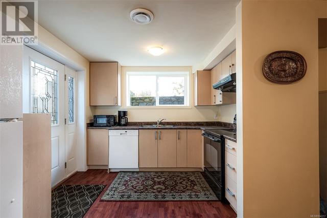 1718 Midgard Ave, House detached with 5 bedrooms, 3 bathrooms and 3 parking in Saanich BC | Image 35