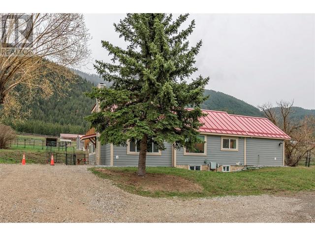 6449 97 Highway, House detached with 3 bedrooms, 2 bathrooms and null parking in Columbia Shuswap D BC | Image 30