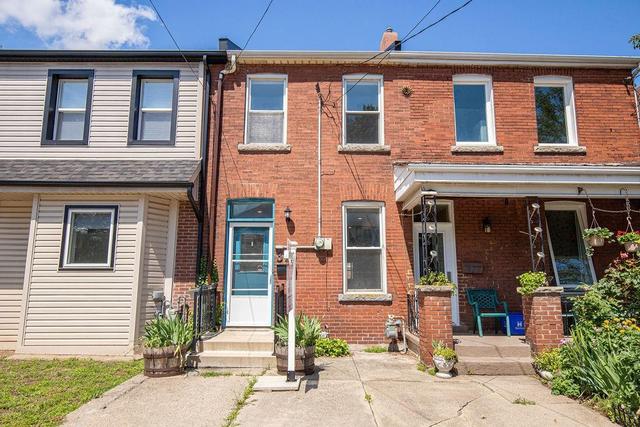 375 Macnab Street N, House attached with 3 bedrooms, 1 bathrooms and 1 parking in Hamilton ON | Image 2