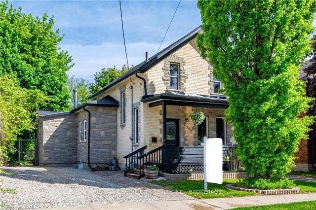 292 Wellington St N, House detached with 4 bedrooms, 2 bathrooms and 7 parking in Kitchener ON | Image 1