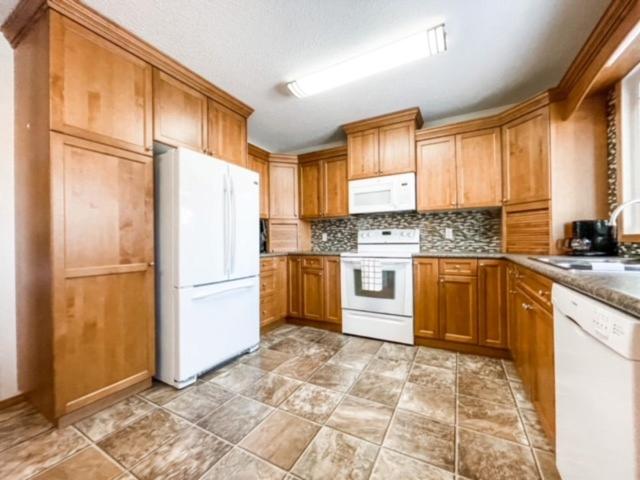 4432 56 Avenue, House detached with 5 bedrooms, 2 bathrooms and 4 parking in Provost AB | Image 3