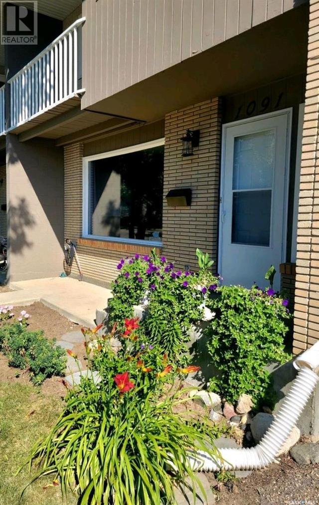 1091 Sidney Street E, House attached with 3 bedrooms, 2 bathrooms and null parking in Swift Current SK | Image 1