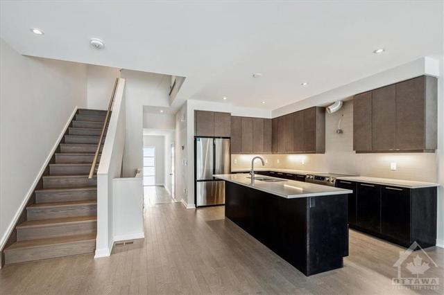 436 Trident Mews, Townhouse with 3 bedrooms, 3 bathrooms and 2 parking in Ottawa ON | Image 2