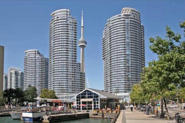 407 - 218 Queens Quay Blvd, Condo with 1 bedrooms, 1 bathrooms and 1 parking in Toronto ON | Image 1
