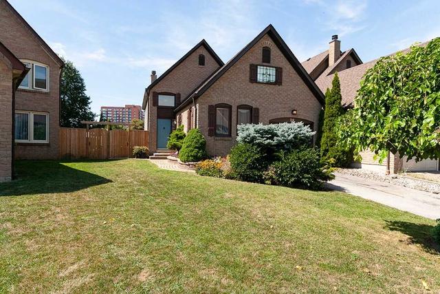 26 Ecclesfield Dr, House attached with 3 bedrooms, 3 bathrooms and 3 parking in Toronto ON | Image 1