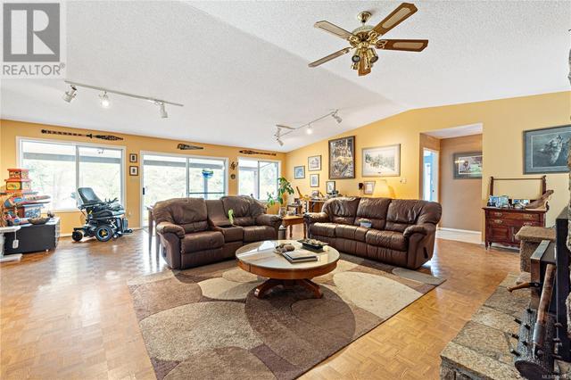 2445 Godfrey Rd, House detached with 5 bedrooms, 3 bathrooms and 4 parking in Nanaimo C BC | Image 6