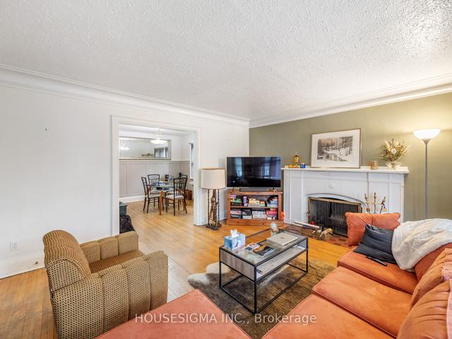 39 Braemar Ave, House detached with 5 bedrooms, 3 bathrooms and 6 parking in Toronto ON | Image 2
