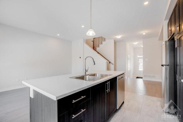 944 Socca Crescent, Townhouse with 3 bedrooms, 3 bathrooms and 3 parking in Ottawa ON | Image 7