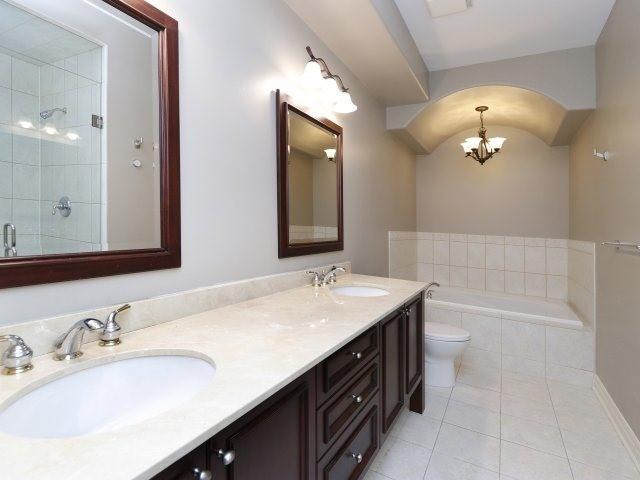 101 St Lawrence Dr, Townhouse with 4 bedrooms, 4 bathrooms and 2 parking in Mississauga ON | Image 12