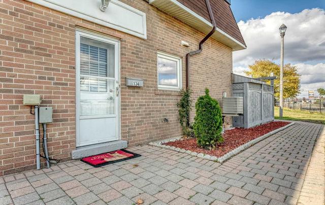 134 Town House Cres, Townhouse with 3 bedrooms, 2 bathrooms and 2 parking in Brampton ON | Image 11
