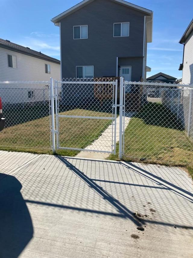 9809 89 Street, House detached with 3 bedrooms, 2 bathrooms and 4 parking in Grande Prairie AB | Image 2