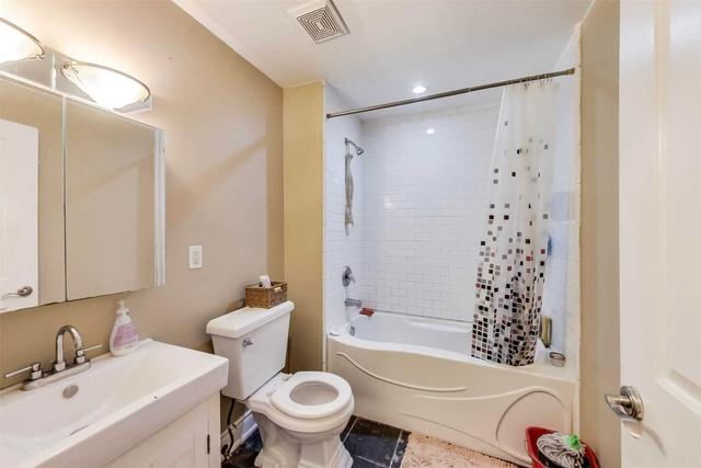 243 Lippincott St, House attached with 7 bedrooms, 1 bathrooms and 0 parking in Toronto ON | Image 31