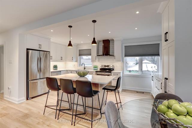 412 East 37th St, House detached with 3 bedrooms, 1 bathrooms and 5 parking in Hamilton ON | Image 2