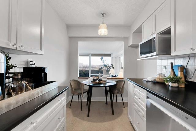 1911 - 270 Scarlett Rd, Condo with 3 bedrooms, 2 bathrooms and 1 parking in Toronto ON | Image 2