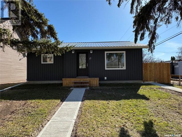 11 Macfarline Avenue, House detached with 3 bedrooms, 2 bathrooms and null parking in Yorkton SK | Image 1