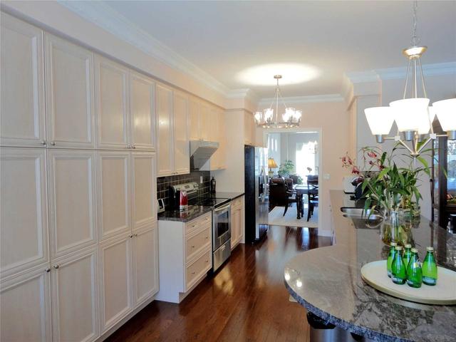 6 Carriage House Crt, House attached with 3 bedrooms, 3 bathrooms and 4 parking in Richmond Hill ON | Image 4