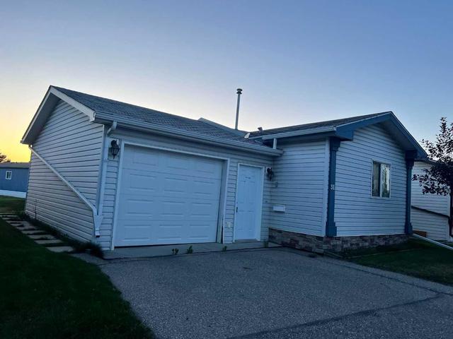 31 Burroughs Lane Ne, Home with 3 bedrooms, 1 bathrooms and 2 parking in Calgary AB | Image 2
