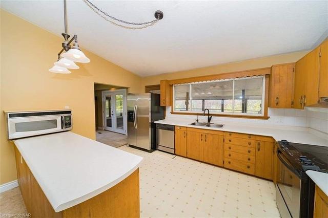 8640 Appleby Line, House detached with 3 bedrooms, 3 bathrooms and 22 parking in Milton ON | Image 4