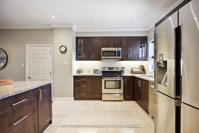 961 Lansdowne Ave, House semidetached with 5 bedrooms, 3 bathrooms and 2 parking in Toronto ON | Image 3