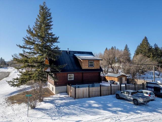 9115 Main Street, House detached with 3 bedrooms, 2 bathrooms and 3 parking in East Kootenay B BC | Image 2