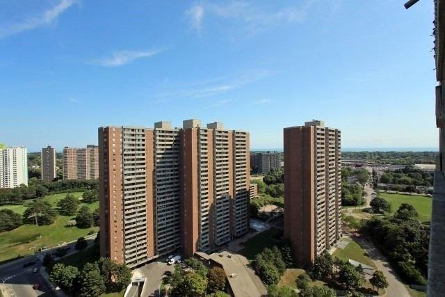 1111 - 5 Massey Sq, Condo with 2 bedrooms, 1 bathrooms and 1 parking in Toronto ON | Image 1