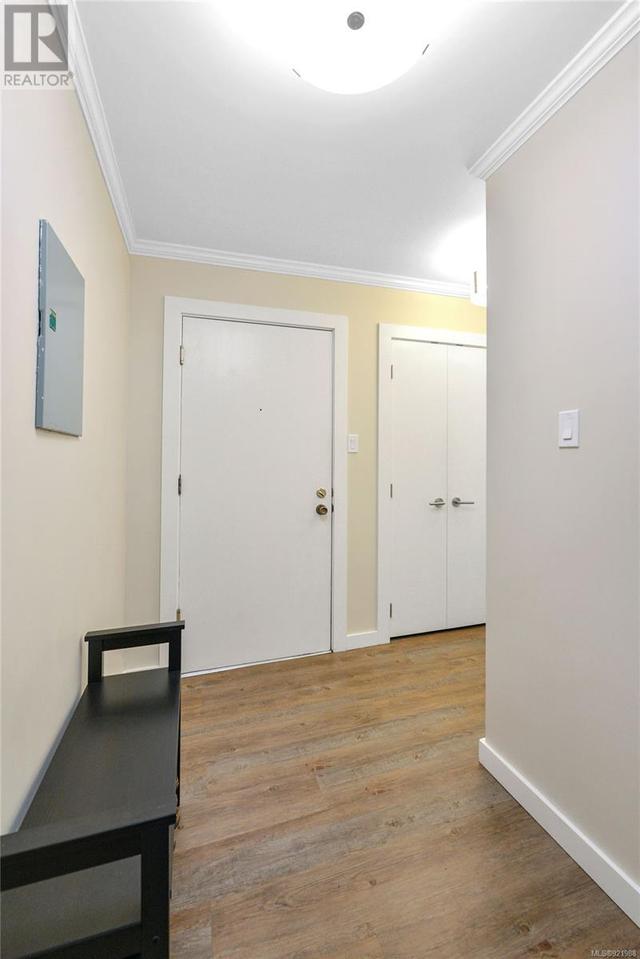 403 - 1060 Linden Ave, Condo with 2 bedrooms, 1 bathrooms and 1 parking in Victoria BC | Card Image