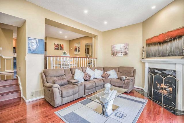 8 Bramble Way, Townhouse with 3 bedrooms, 3 bathrooms and 2 parking in Markham ON | Image 2