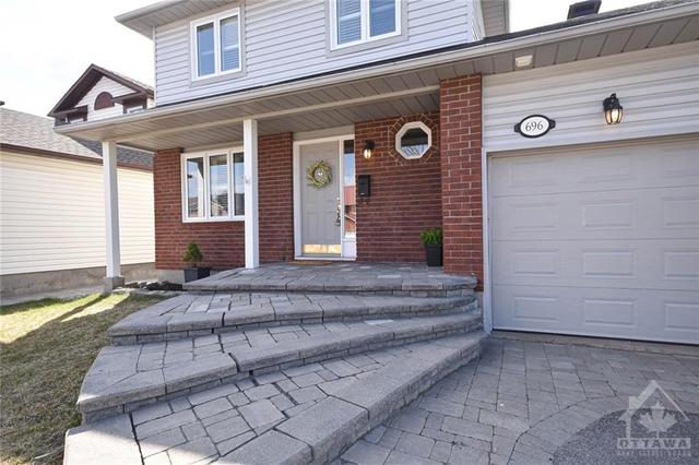 696 Morewood Crescent, House detached with 3 bedrooms, 3 bathrooms and 3 parking in Ottawa ON | Image 3