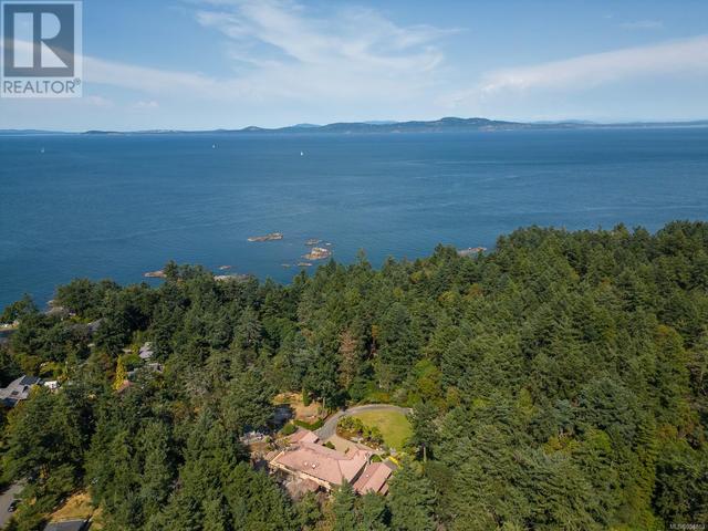 2495 Shannon Pl, House detached with 6 bedrooms, 8 bathrooms and 8 parking in Saanich BC | Image 72