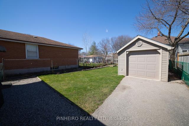 84 Homan St, House detached with 2 bedrooms, 1 bathrooms and 4 parking in London ON | Image 2