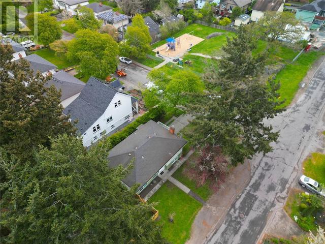 3135 Highview St, House detached with 5 bedrooms, 2 bathrooms and 2 parking in Victoria BC | Image 30