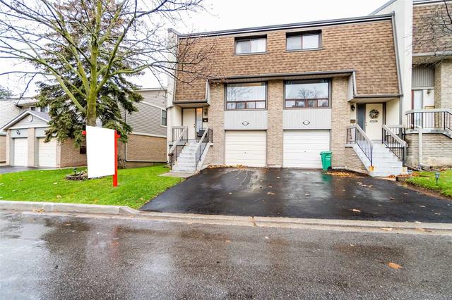 116 Ashton Cres, Townhouse with 3 bedrooms, 2 bathrooms and 2 parking in Brampton ON | Image 1