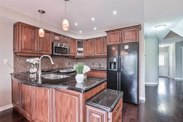 65 Root Cres, House attached with 3 bedrooms, 4 bathrooms and 1 parking in Ajax ON | Image 5
