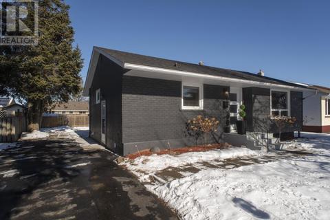 137 Glendale Cres, House detached with 5 bedrooms, 2 bathrooms and null parking in Thunder Bay ON | Card Image