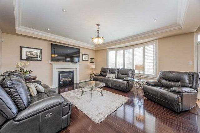 429 Gooch Cres, House detached with 4 bedrooms, 3 bathrooms and 4 parking in Milton ON | Image 4