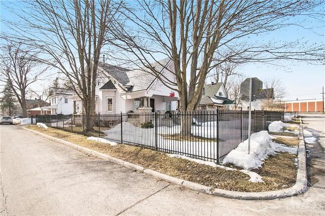 102 King Street, House detached with 5 bedrooms, 2 bathrooms and 5 parking in North Dundas ON | Image 2