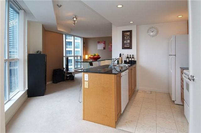 1001 - 208 Queens Quay W, Condo with 1 bedrooms, 1 bathrooms and null parking in Toronto ON | Image 5