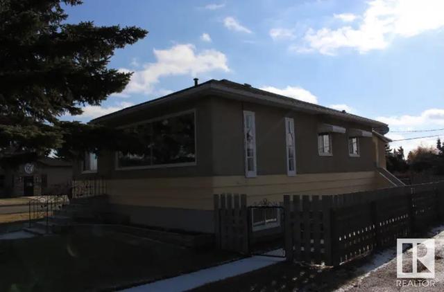 4761 50 Av, House detached with 5 bedrooms, 2 bathrooms and null parking in Vegreville AB | Image 24